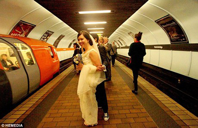 Một đám cưới có 1 không 2 trên tàu điện ngầm đã diễn ra với khoảng 40 khách mời là bạn bè của cô dâu chú rể 